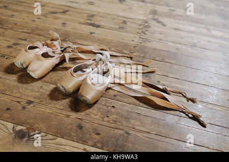 Pointes de ballet sur un fond de bois Banque D'Images