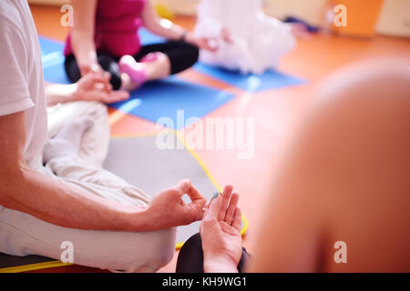 Groupe yoga asanas effectue Banque D'Images