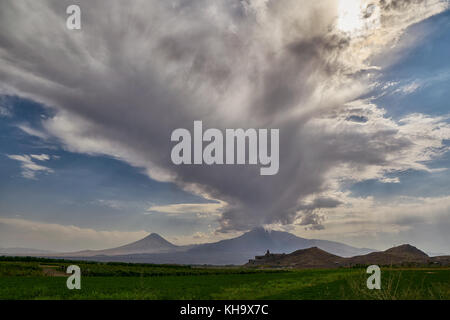 La montagne d'Ararat et Khor-virap monastère sous ciel dramatique près de l'Arménie-frontière turque Banque D'Images