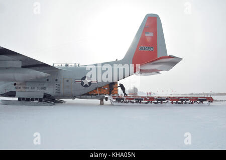 Une garde nationale aérienne de New York l'arrimeur de fret charges sur un LC-130 "Skibird" à station Amundsen-Scott South Pole Station sur 9 Novembre 2017. Les températures ont été Banque D'Images