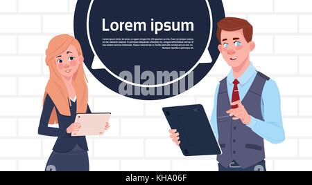 Business man and woman holding tablet parler gros chat bubble avec texte copy space Illustration de Vecteur