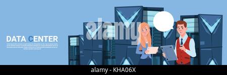 Business man and woman working on digital tablet in base de données moderne centre ou salle serveur ingénieur businessman and businesswoman Illustration de Vecteur