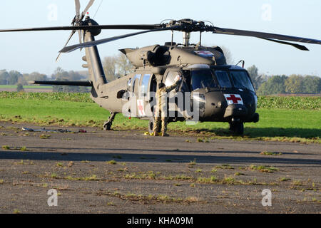 Un soldat américain affecté à 1st Air Cavalry Brigade, Division de cavalerie, nettoie la fenêtre pendant la vérification de contrôle en amont sur son évacuation médicale UH-60 Black Hawk Banque D'Images