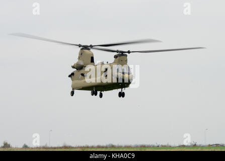 Un CH-47 Chinook de l'Armée américaine affecté à 1st Air Cavalry Brigade, Division de cavalerie, s'écarte de la Base Aérienne de Chièvres, Belgique, Allemagne, Lettonie, Rom Banque D'Images