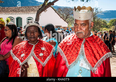 Le congado est un patrimoine culturel et religieux africains-parade festive du brésil. c'est un rituel qui recrée le couronnement du roi du congo. Banque D'Images