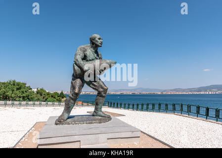 Statue de caporal, turc célèbre cabuk (onbasi seyit seyit) portant une pièce d'artillerie à Canakkale, Turquie Mémorial des martyrs.à Canakkale, Turquie Banque D'Images