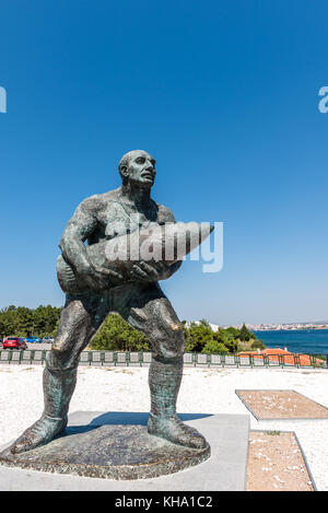 Statue de caporal, turc célèbre cabuk (onbasi seyit seyit) portant une pièce d'artillerie à Canakkale, Turquie Mémorial des martyrs.à Canakkale, Turquie Banque D'Images