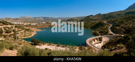 Vue panoramique, barrage et réservoir de la rivière viboras (le village de las casillas en arrière-plan), Martos, jaen province, région de l'andalousie, sp Banque D'Images