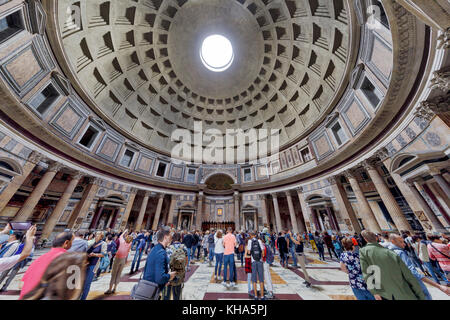 Rome, Italie - 31 octobre : (Note du rédacteur : la latitude d'exposition de cette image a été numériquement augmenté.) le panthéon est vu de l'intérieur le 31 octobre 2017 à Rome, Italie. Rome est une des destinations touristiques les plus populaires dans le monde. Banque D'Images