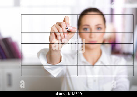 Main de femme à l'écran Liste d'écriture Banque D'Images