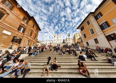 ROME, ITALIE - OCTOBRE 31: (NOTE DE LA RÉDACTION: La latitude d'exposition de cette image a été augmentée numériquement.) Les 'marches panish' sont visibles sur la place Piazza di Spagna le 31 octobre 2017 à Rome, en Italie. Rome est l'une des destinations touristiques les plus populaires au monde. Banque D'Images