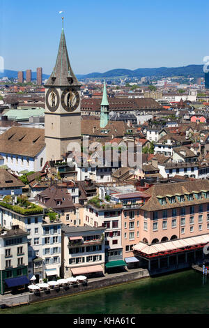 Photo de la ville de Zurich, Suisse. prises à partir d'un clocher de l'église surplombant la rivière Limmat. Banque D'Images