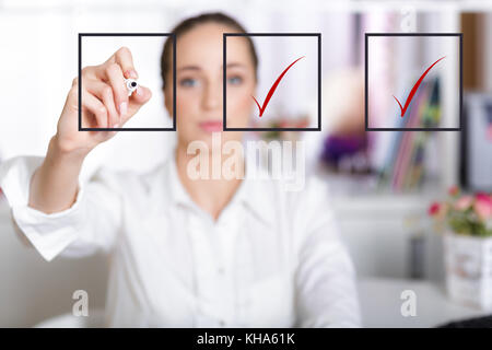 Femme d'affaires liste de contrôle sur la marque Banque D'Images