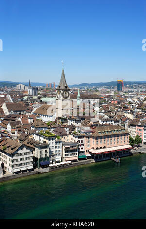 Photo de la ville de Zurich, Suisse. prises à partir d'un clocher de l'église surplombant la rivière Limmat. Banque D'Images