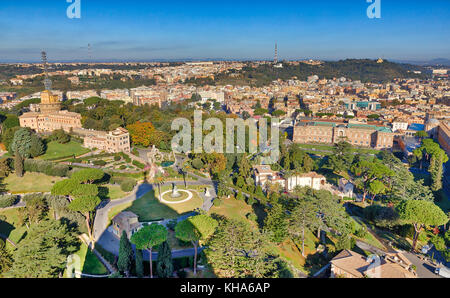 Cité du Vatican, Cité du Vatican - 1 novembre : (Note du rédacteur : cette image hdr a été numériquement comme composite.) le jardin du vatican et Rome sont vus dans le dôme de la basilique Saint-Pierre. le 1 novembre 2017 dans la cité du Vatican, Vatican. Banque D'Images