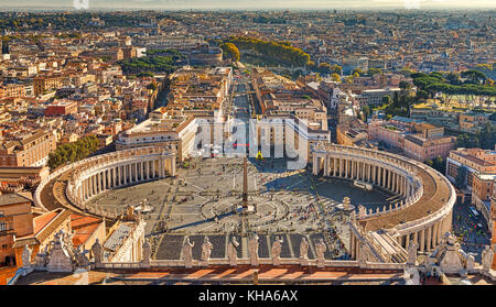 Cité du Vatican, Cité du Vatican - 1 novembre : (Note du rédacteur : cette image hdr a été numériquement comme composite.) la st. Peter's square et Rome sont vus dans le dôme de la basilique Saint-Pierre. le 1 novembre 2017 dans la cité du Vatican, Vatican. Banque D'Images