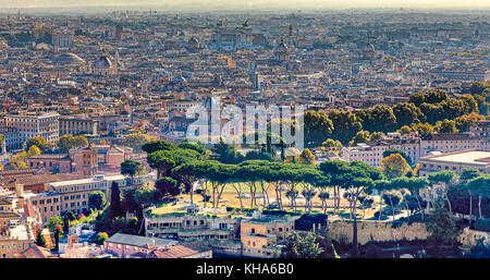 Cité du Vatican, Cité du Vatican - 1 novembre : (Note du rédacteur : cette image hdr a été numériquement comme composite.) Rome est vue à la coupole de Saint Pierre le 1 novembre 2017 dans la cité du Vatican, Vatican. Banque D'Images