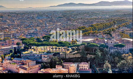 Cité du Vatican, Cité du Vatican - 1 novembre : (Note du rédacteur : cette image hdr a été numériquement comme composite.) Rome est vue à la coupole de Saint Pierre le 1 novembre 2017 dans la cité du Vatican, Vatican. Banque D'Images