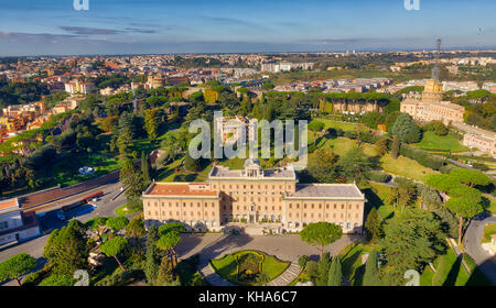 Cité du Vatican, Cité du Vatican - 1 novembre : (Note du rédacteur : cette image hdr a été numériquement comme composite.) le Vatican et le palais du gouverneur (italien : Palazzo del governatorato) sont vus à la coupole de Saint Pierre le 1 novembre 2017 dans la cité du Vatican, Vatican. Banque D'Images