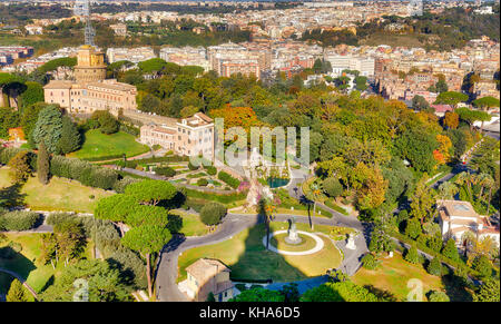 Cité du Vatican, Cité du Vatican - 1 novembre : (Note du rédacteur : cette image hdr a été numériquement comme composite.) le jardin du vatican et Rome sont vus dans le dôme de la basilique Saint-Pierre. le 1 novembre 2017 dans la cité du Vatican, Vatican. Banque D'Images