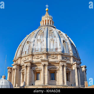 VATICAN, VATICAN - 1ER NOVEMBRE : (NOTE DE LA RÉDACTION : la latitude d'exposition de cette image a été augmentée numériquement.) Le dôme est vu à la basilique Saint-Pierre le 1er novembre 2017 à la Cité du Vatican, au Vatican. Banque D'Images