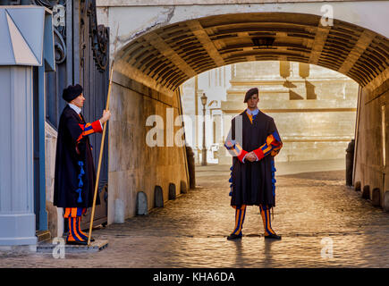 VATICAN, VATICAN - 1ER NOVEMBRE : (NOTE DE LA RÉDACTION : la latitude d'exposition de cette image a été augmentée numériquement.) Des membres de la Garde suisse sont vus sur la place Saint-Pierre le 1er novembre 2017 à Vatican, au Vatican. Banque D'Images