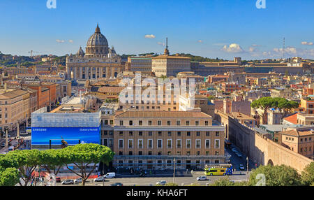 ROME, ITALIE - 1ER NOVEMBRE : (NOTE DE LA RÉDACTION : cette image HDR a été composée numériquement.) La Cité du Vatican est vue au Castel Sant'Angelo le 1er novembre 2017 à Rome, Italie. Rome est l'une des destinations touristiques les plus populaires au monde. Banque D'Images