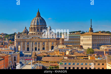 ROME, ITALIE - 1ER NOVEMBRE : (NOTE DE LA RÉDACTION : cette image HDR a été composée numériquement.) La Cité du Vatican est vue au Castel Sant'Angelo le 1er novembre 2017 à Rome, Italie. Rome est l'une des destinations touristiques les plus populaires au monde. Banque D'Images