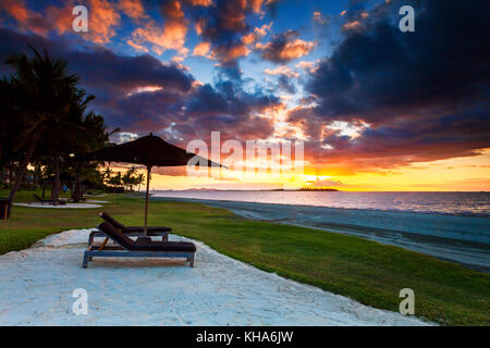 Le soleil magique couleurs du crépuscule. La photo prise sur l'île de Denarau, Fidji Banque D'Images