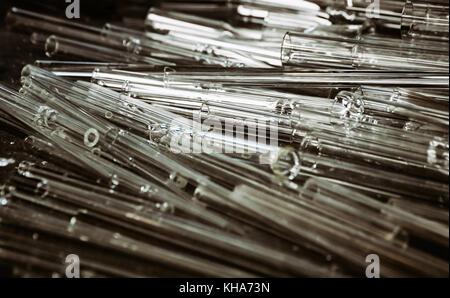 Vider les tubes à essai sur le bureau Banque D'Images