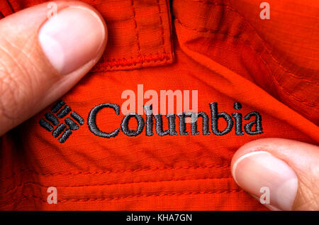 Tambov, Fédération de Russie - septembre 27, 2017 logo brodé rouge sur columbia en vêtements femme mains. close-up. Banque D'Images