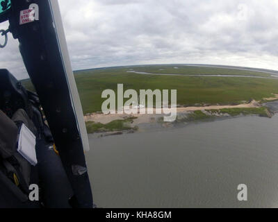 À la suite de l'ouragan Matthew, un voilier s'assoit dur dans la rivière Bull, près de Wassaw Sound, en Géorgie, le 8 octobre 2016, après l'ouragan Matthew. Les équipages de la Garde côtière utilisent Hunter Army Airfield, GA comme base d'exploitation avant. Photo de la Garde côtière des États-Unis. Banque D'Images