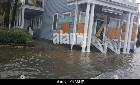 Après que les pluies ont traversé la plage d'Edisto, sur l'île d'Edisto, en Caroline du Sud, la région fait maintenant face aux inondations et aux dommages causés par l'ouragan Matthew le vendredi 8 octobre 2016. La Garde nationale de Caroline du Sud (SCNG), en soutien aux autorités locales et d'État, sont sur le terrain prêts à répondre au besoin. Environ 2,300 soldats et aviateurs de la Garde nationale de Caroline du Sud ont été activés depuis le 4 octobre 2016 pour appuyer les agences de gestion des urgences d'État et de comté et les premiers intervenants locaux après que le gouverneur Nikki Haley a déclaré l'état d'urgence. PHOTO DU DOD par le sergent d'état-major. Erica Knight. Banque D'Images