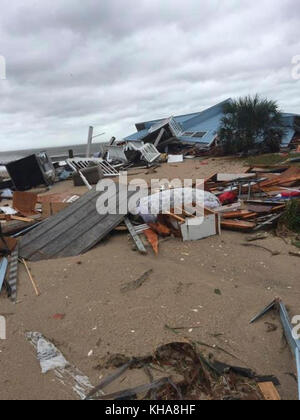 Après que les pluies ont traversé la plage d'Edisto, sur l'île d'Edisto, en Caroline du Sud, la région fait maintenant face aux inondations et aux dommages causés par l'ouragan Matthew le vendredi 8 octobre 2016. La Garde nationale de Caroline du Sud (SCNG), en soutien aux autorités locales et d'État, sont sur le terrain prêts à répondre au besoin. Environ 2,300 soldats et aviateurs de la Garde nationale de Caroline du Sud ont été activés depuis le 4 octobre 2016 pour appuyer les agences de gestion des urgences d'État et de comté et les premiers intervenants locaux après que le gouverneur Nikki Haley a déclaré l'état d'urgence. PHOTO DU DOD par le sergent d'état-major. Erica Knight. Banque D'Images