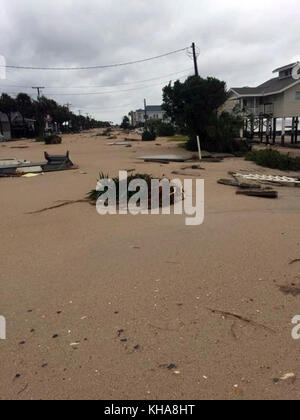 Après que les pluies ont traversé la plage d'Edisto, sur l'île d'Edisto, en Caroline du Sud, la région fait maintenant face aux inondations et aux dommages causés par l'ouragan Matthew le vendredi 8 octobre 2016. La Garde nationale de Caroline du Sud (SCNG), en soutien aux autorités locales et d'État, sont sur le terrain prêts à répondre au besoin. Environ 2,300 soldats et aviateurs de la Garde nationale de Caroline du Sud ont été activés depuis le 4 octobre 2016 pour appuyer les agences de gestion des urgences d'État et de comté et les premiers intervenants locaux après que le gouverneur Nikki Haley a déclaré l'état d'urgence. PHOTO DU DOD par le sergent d'état-major. Erica Knight. Banque D'Images