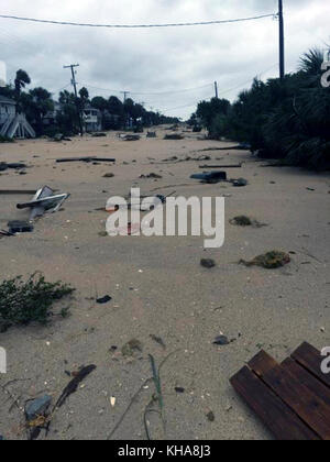 Après que les pluies ont traversé la plage d'Edisto, sur l'île d'Edisto, en Caroline du Sud, la région fait maintenant face aux inondations et aux dommages causés par l'ouragan Matthew le vendredi 8 octobre 2016. La Garde nationale de Caroline du Sud (SCNG), en soutien aux autorités locales et d'État, sont sur le terrain prêts à répondre au besoin. Environ 2,300 soldats et aviateurs de la Garde nationale de Caroline du Sud ont été activés depuis le 4 octobre 2016 pour appuyer les agences de gestion des urgences d'État et de comté et les premiers intervenants locaux après que le gouverneur Nikki Haley a déclaré l'état d'urgence. PHOTO DU DOD par le sergent d'état-major. Erica Knight. Banque D'Images