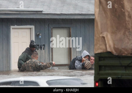 Les gardes nationaux de l'armée de Caroline du Nord (CNG) et les services d'urgence locaux participent aux efforts d'évacuation à Fayetteville, N.C., le vendredi 08 octobre 2016. Les fortes pluies causées par l'ouragan Matthew ont conduit à des inondations de près de cinq pieds dans certaines régions. Photo de la Garde nationale de l'armée américaine par le sergent d'état-major. Jonathan Shaw, 382e Détachement des affaires publiques/libéré. Banque D'Images