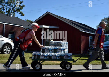 Les bénévoles de la Croix-Rouge américaine déplacent de l'eau pour le transport le 13 octobre 2016, à Harleyville, S.C. Volunteers avec la Croix-Rouge américaine et la première église baptiste de Harleyville ont préparé plus de 12,000 repas chauds pour les résidents de Caroline du Sud touchés par l'ouragan Matthew. (É.-U. Photo de la Force aérienne par Airman 1ère classe Gracie Olson) Banque D'Images