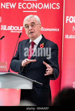 Université Bishop Grosseteste, Lincoln, Lincolnshire, Royaume-Uni. Nov 11, 2017. John McDonnell MP Labour's Shadow Chancelier de l'Échiquier. Banque D'Images