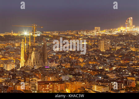 Skyline avec sagrada familia la nuit, Barcelone, Catalogne, Espagne Banque D'Images