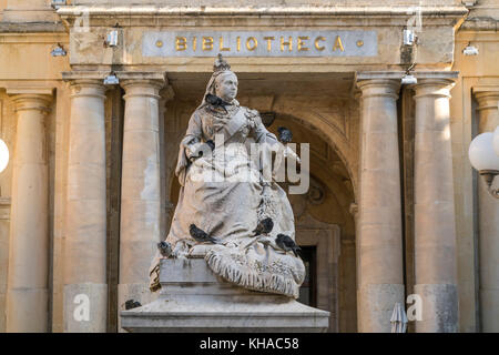 Statue de la reine Victoria, en face de la bibliothèque publique, la Valette, Malte Banque D'Images