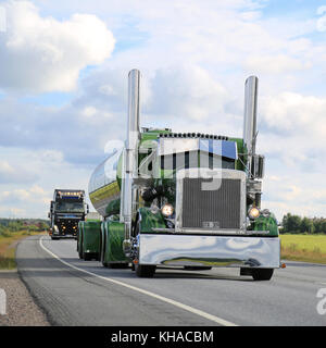 Luopajarvi, Finlande - le 6 août 2015 : peterbilt 359 année 1971 de Fredrik biehl prend part à la puissance de convoi de camion truck show 2015 à alaharma, fi Banque D'Images