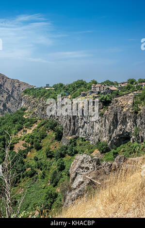 L'Arménie. la magnifique gorge de montagne de la rivière azat près du village et le temple de garni. Banque D'Images