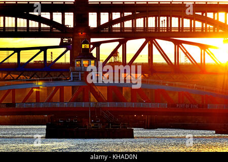 Newcastle Gateshead Port of Tyne Swing Bridge détail et pont de haut niveau Banque D'Images