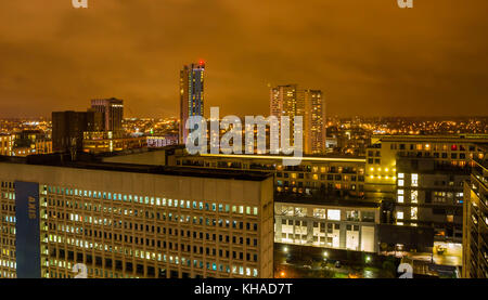 Une lumière la nuit paysage urbain de la ville de Birmingham Banque D'Images