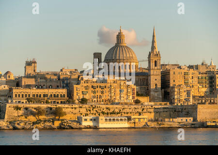 Vue sur la ville avec la cathédrale Saint-Paul Pro et l'église Carmélite, Valetta, Malte Banque D'Images