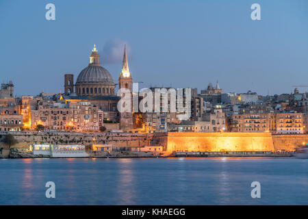 Vue sur la ville avec la cathédrale Saint-Paul Pro et l'église Carmélite au crépuscule, Valetta, Malte Banque D'Images