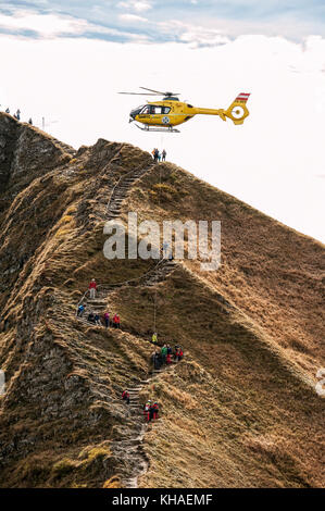 Sauvetage en montagne par hélicoptère sur la crête de Fellhorn, Kleinwalsertal, Riezlern, Vorarlberg, Autriche Banque D'Images