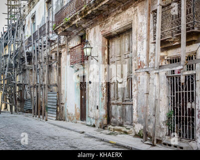 Vieux usé porte à la Havane, Cuba Banque D'Images