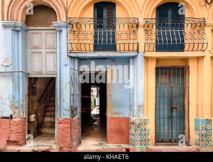 Vieux usé porte à la Havane, Cuba Banque D'Images